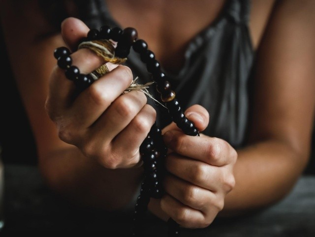 Japa Mala de 108 cuentas 2 meditando con japa mala 108 cuentas