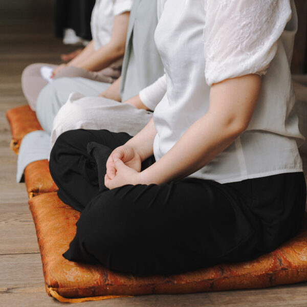 La importancia del silencio y la respiración en la meditación Zazen